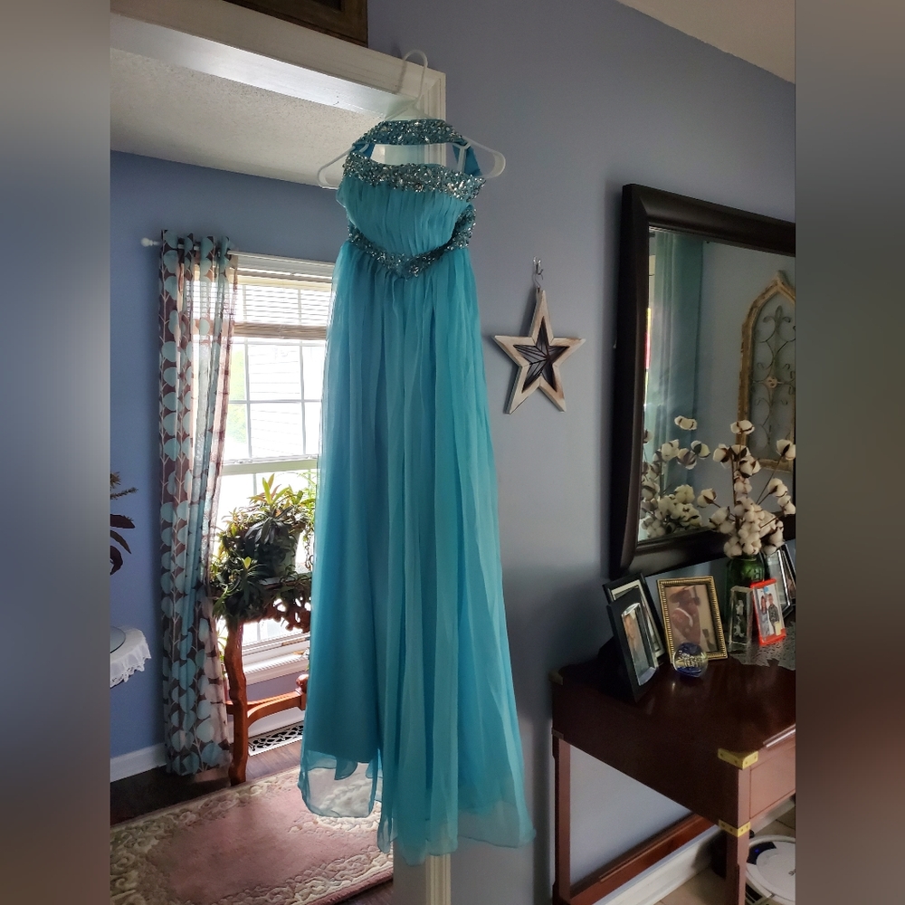 Full length gown. - Picture 2 of 2